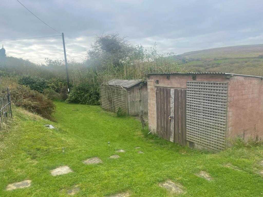 Lot: 139 - CHARACTER COTTAGE WITH GARDEN AND OFF-ROAD PARKING - Separate garden space with garden sheds